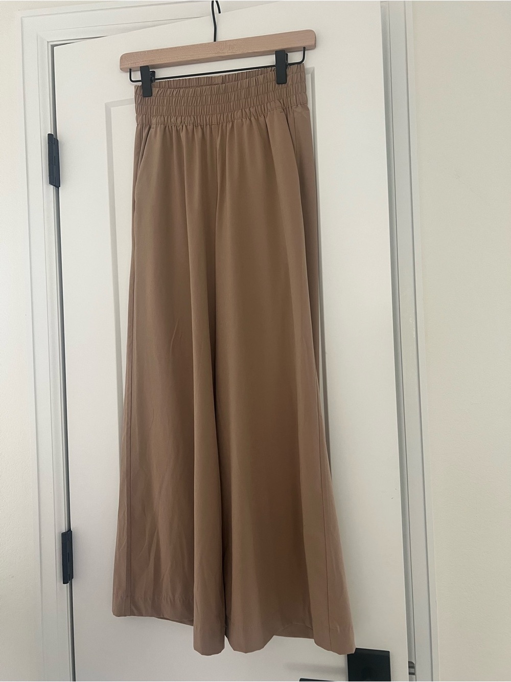 Vuori Wide-Leg Elastic Waist Pants in Camel